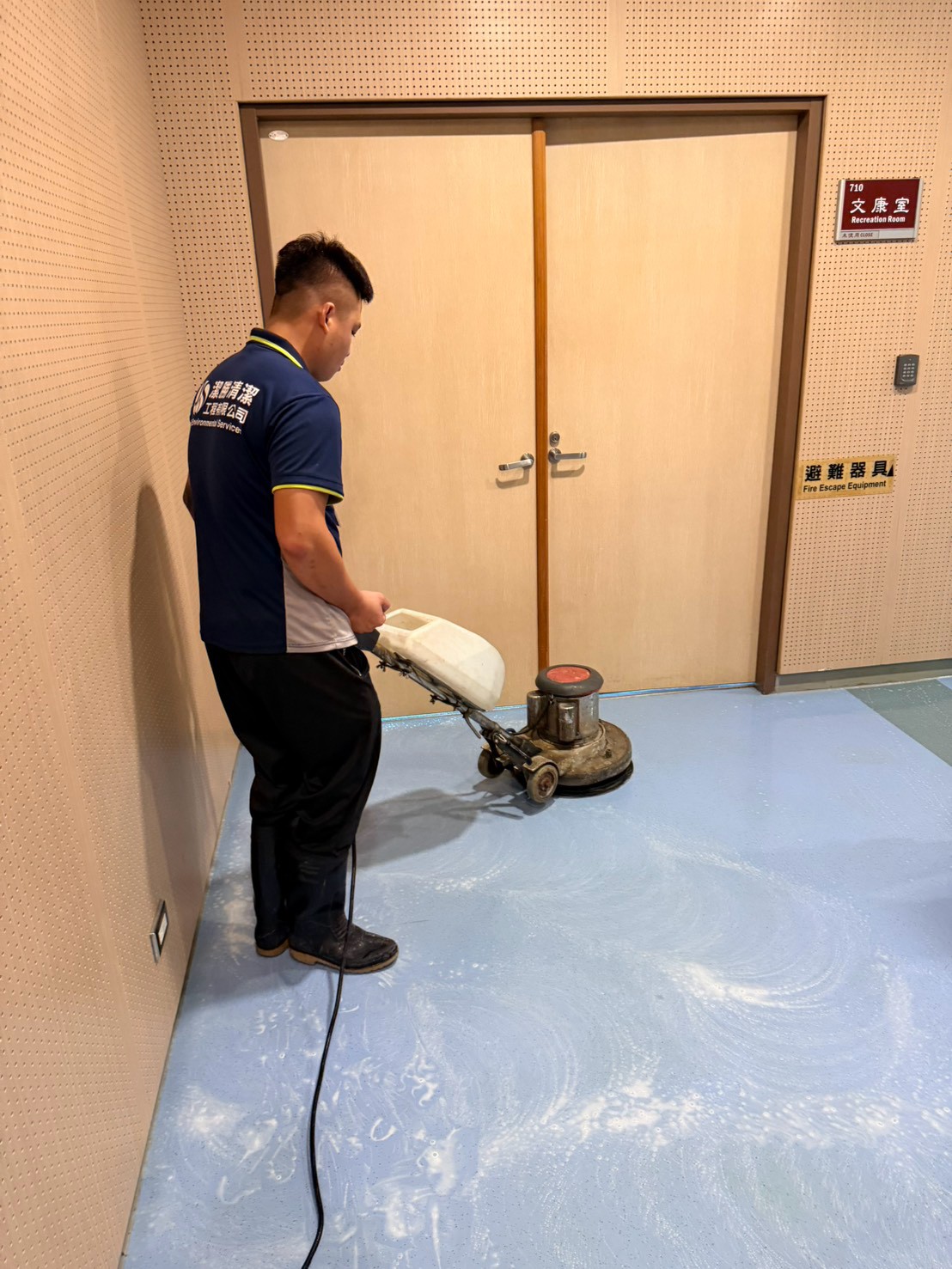 辦公走廊洗地打蠟